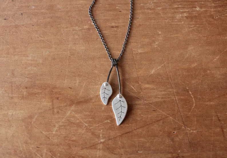 Swaying leaves necklace