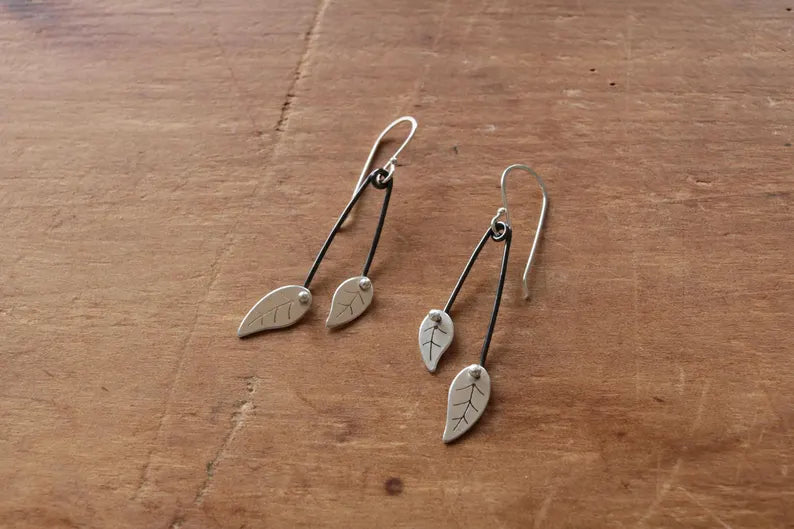Swaying leaves earrings