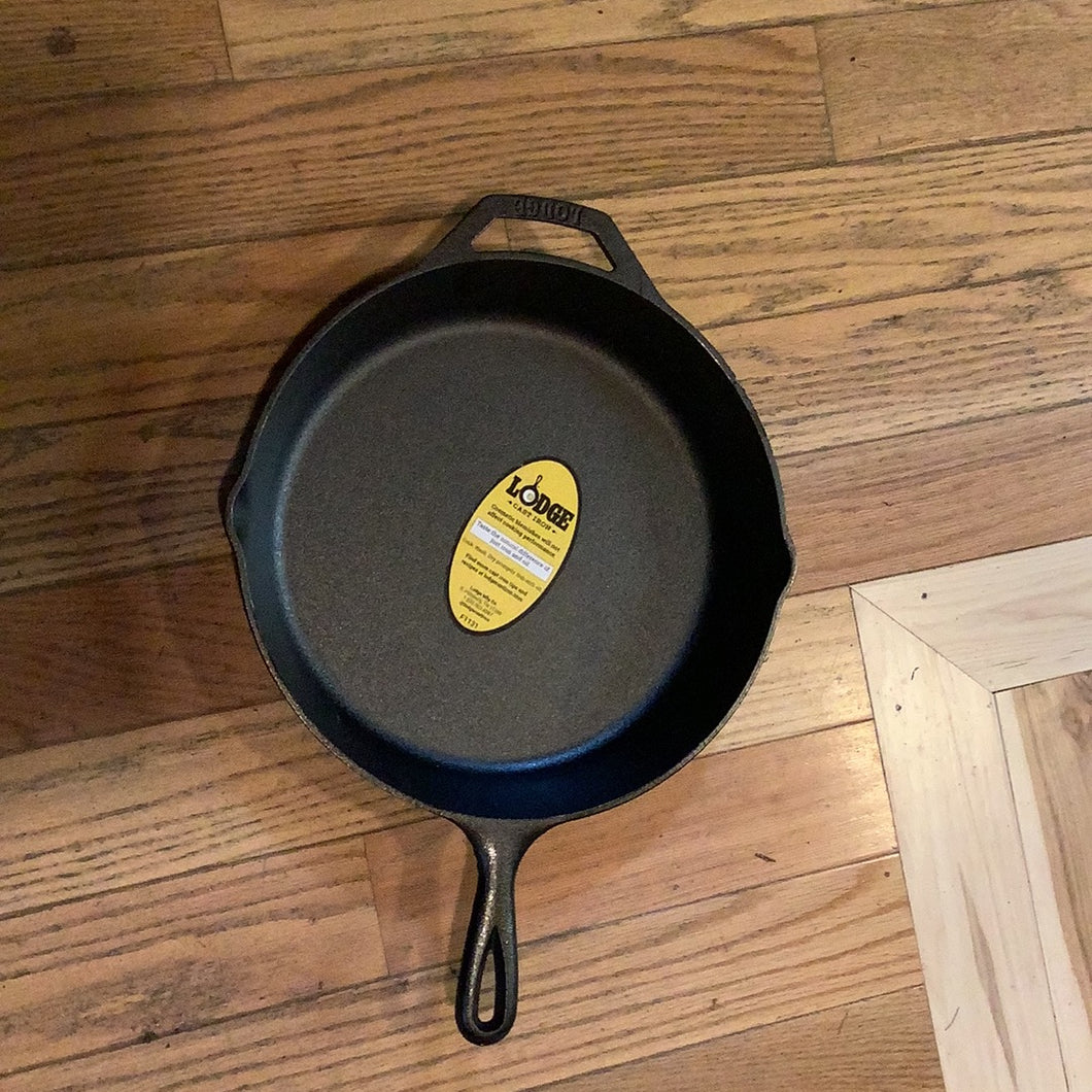TL - Lodge cast iron pan
